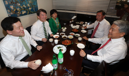 안철수(왼쪽에서 두번째) 국민의당 대표가 24일 저녁 서울 여의도의 한 식당에서 김동철 원내대표 등 당 중진의원들과 만찬하며 이야기를 나누고 있다./사진=연합뉴스