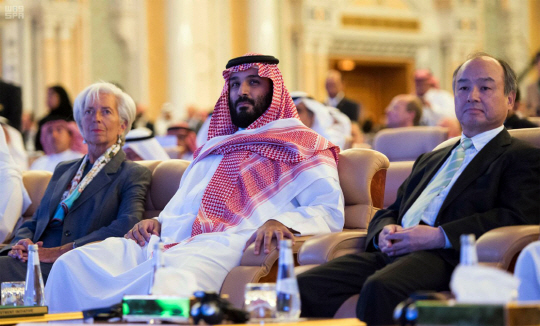 모하마드 빈살만 사우디아라비아 왕세자(가운데)가 24일 리야드에서 열린 ‘미래투자 이니셔티브(FII)’ 행사에서 크리스틴 라가르드 국제통화기금(IMF) 총재(왼쪽)과 손정의 소프트뱅크 회장과 함께 앉아있다. /AP연합뉴스