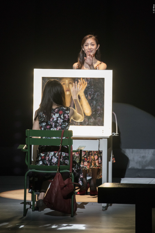 연극 ‘라빠르트망’에서 가장 빛났던 여성 주역 김주원(뒤쪽)과 김소진 /사진제공=LG아트센터