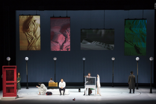 연극 ‘라빠르트망’에서는 여섯 남녀의 엇갈린 사랑이 한 폭의 그림처럼 무대 위에 펼쳐진다. /사진제공=LG아트센터
