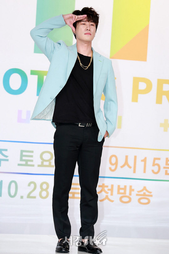 랩퍼 산이가 25일 오후 서울 영등포구 영등포 타임스퀘어 아모리스홀에서 열린 KBS 아이돌 리프팅 프로젝트 ‘더 유닛(THE UNIT)’ 제작발표회에 참석해 포토타임을 갖고 있다.