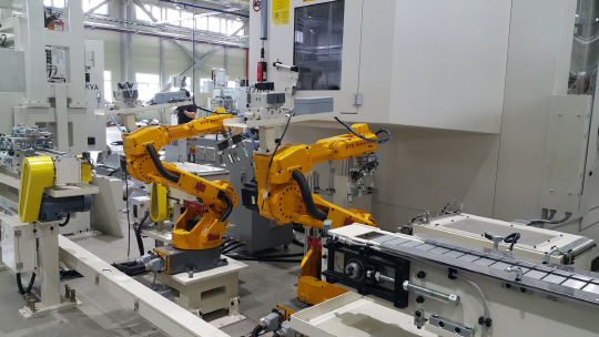 오토로보틱스의 6축 다관절 산업용 제조로봇.