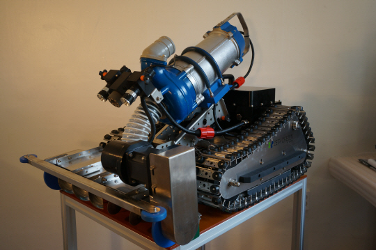 로보스코리아의 원유탱크 청소로봇.