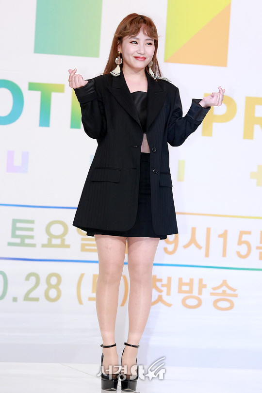 조현아가 25일 오후 서울 영등포구 영등포 타임스퀘어 아모리스홀에서 열린 KBS 아이돌 리프팅 프로젝트 ‘더 유닛(THE UNIT)’ 제작발표회에 참석해 포토타임을 갖고 있다.