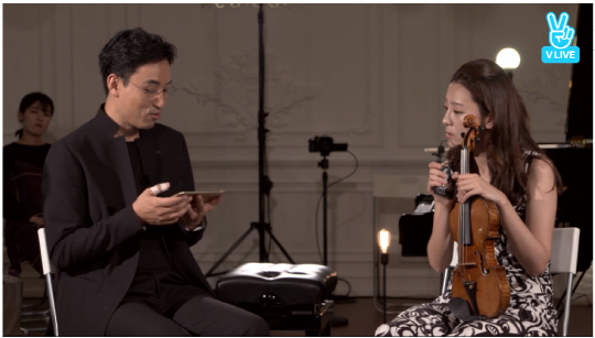 피아니스트 김정원(왼쪽)이 바이올리니스트 클라라 주미 강과 ‘김정원의 V살롱콘서트’에서 이야기를 나누고 있다. /사진=V라이브 캡처