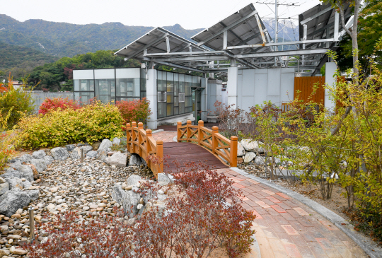 강북구 육아종합지원센터 4층에 마련된 ‘하늘마루’. 이 공간은 북한산 절경을 끌어와 주변 풍경에 녹아드는 어우러짐의 미를 보여주기도 한다./송은석기자