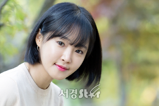 배우 이봄이 25일 오전 서울 영등포구 당산동에서 서경스타와의 인터뷰에 앞서 포토타임을 갖고 있다.