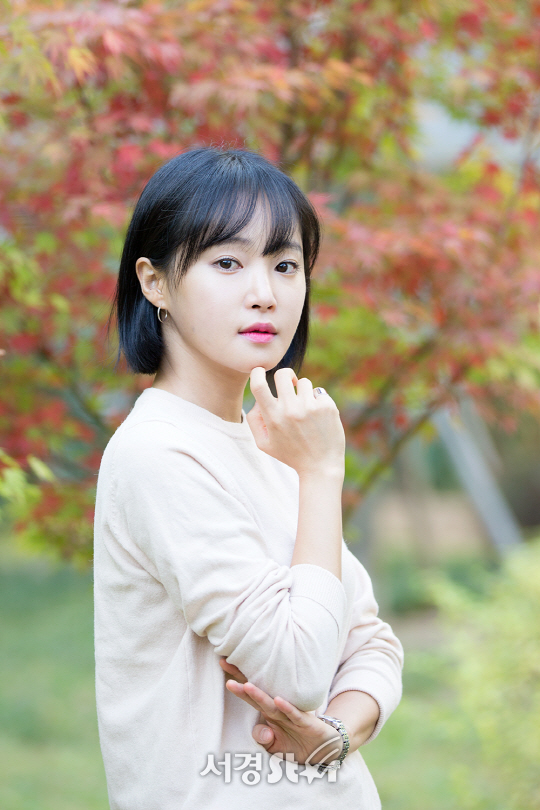 배우 이봄이 25일 오전 서울 영등포구 당산동에서 서경스타와의 인터뷰에 앞서 포토타임을 갖고 있다.