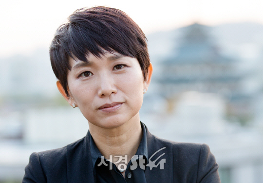장유정 감독이 25일 오후 서울 종로구 한 카페에서 서경스타와의 인터뷰에 앞서 포토타임을 갖고 있다.