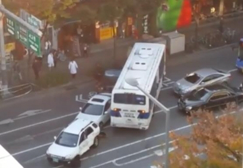 경찰버스가 중앙선 침범해 차량 6대 충돌…2명 부상