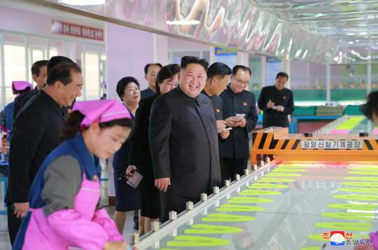 지난 19일 조선중앙통신이 보도한 김정은 북한 노동당위원장의 신발공장 시찰 현장.