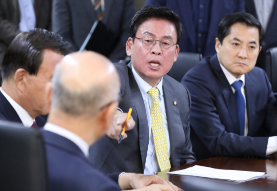 한국당, 한달 만에 다시 '국회 보이콧' 검토…국감도 중단