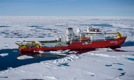 쇄빙연구선 ‘아라온호’가 227일간의 남극 항해를 떠났다./해양수산부