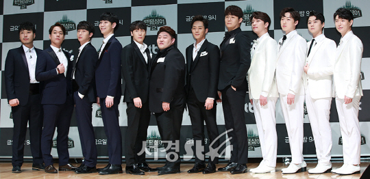 ‘팬텀싱어2’ TOP12가 26일 오전 서울 마포구 상암 JTBC에서 열린 JTBC ‘팬텀싱어2’ 기자간담에 참석해 포토타임을 갖고 있다.