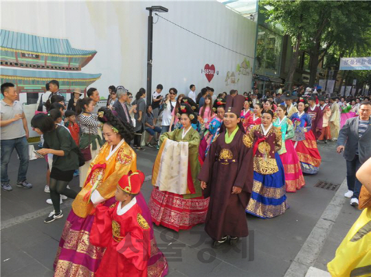 지난 해 인사동 박람회에서 전통의사 퍼레이드가 펼쳐지고 있다. /사진제공=종로구