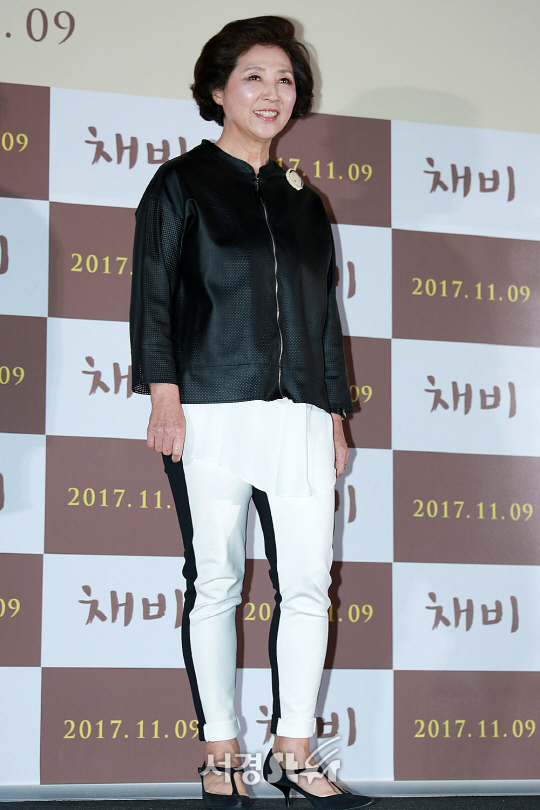 배우 고두심이 26일 오후 서울 용산구 CGV 용산아이파크몰에서 열린 영화 ‘채비’ 언론시사회에 참석해 포토타임을 갖고 있다.