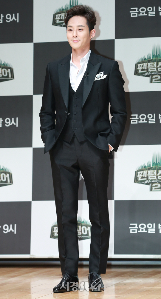 에델라인클랑 이충주가 26일 오전 서울 마포구 상암 JTBC에서 열린 JTBC ‘팬텀싱어2’ 기자간담에 참석해 포토타임을 갖고 있다.