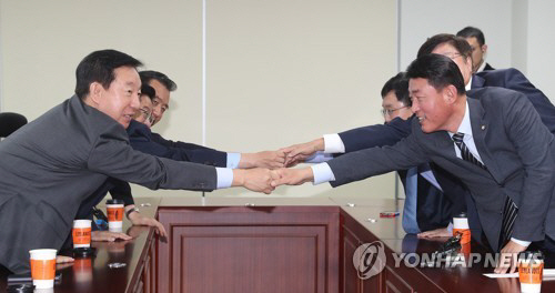 지난 20일  국회 의원회관에서 열린 자유한국당-바른정당 통합추진 모임에서 참석 의원들이 인사하고 있다. /연합뉴스