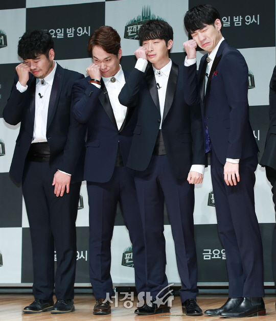 미라클라스가 26일 오전 서울 마포구 상암 JTBC에서 열린 JTBC ‘팬텀싱어2’ 기자간담에 참석해 포토타임을 갖고 있다.