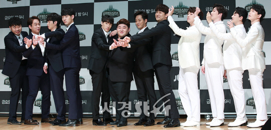 ‘팬텀싱어2’ TOP12가 26일 오전 서울 마포구 상암 JTBC에서 열린 JTBC ‘팬텀싱어2’ 기자간담에 참석해 포토타임을 갖고 있다.
