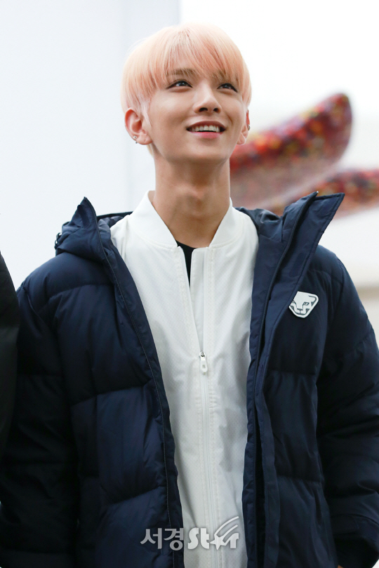세븐틴 조슈아가 26일 오후 서울 강남구 스타필도 코엑스몰 라이브플라자에서 열린 한 패션브랜드 팬사인회에 참석하고 있다.