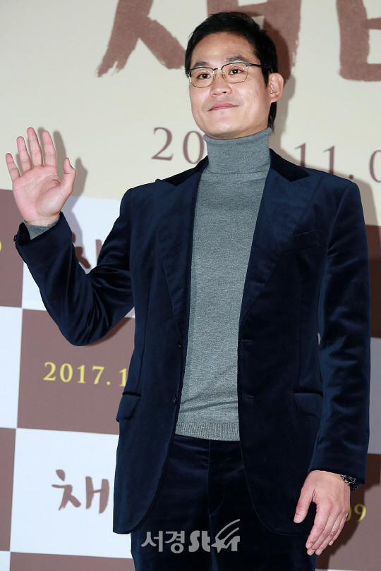 배우 김성균이 26일 오후 서울 용산구 CGV 용산아이파크몰에서 열린 영화 ‘채비’ 언론시사회에 참석해 포토타임을 갖고 있다.