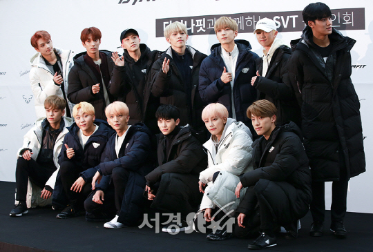 세븐틴이 26일 오후 서울 강남구 스타필도 코엑스몰 라이브플라자에서 열린 한 패션브랜드 팬사인회에 참석하고 있다.