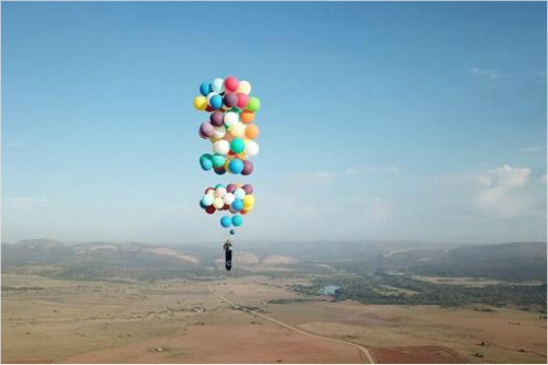 영국의 한 모험가가 헬륨 풍선 100개를 캠핑용 의자에 매달고 하늘을 나는데 성공했다./유튜브 영상 캡쳐