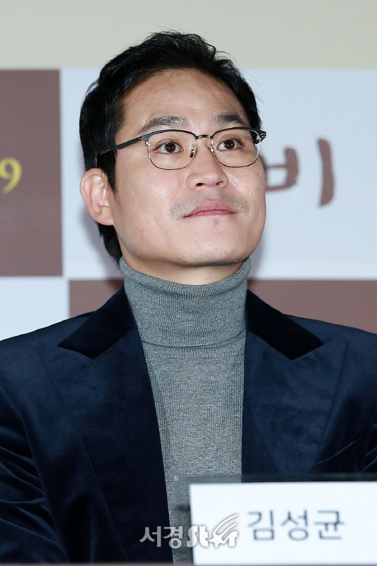 배우 김성균이 26일 오후 서울 용산구 CGV 용산아이파크몰에서 열린 영화 ‘채비’ 언론시사회에 참석했다.