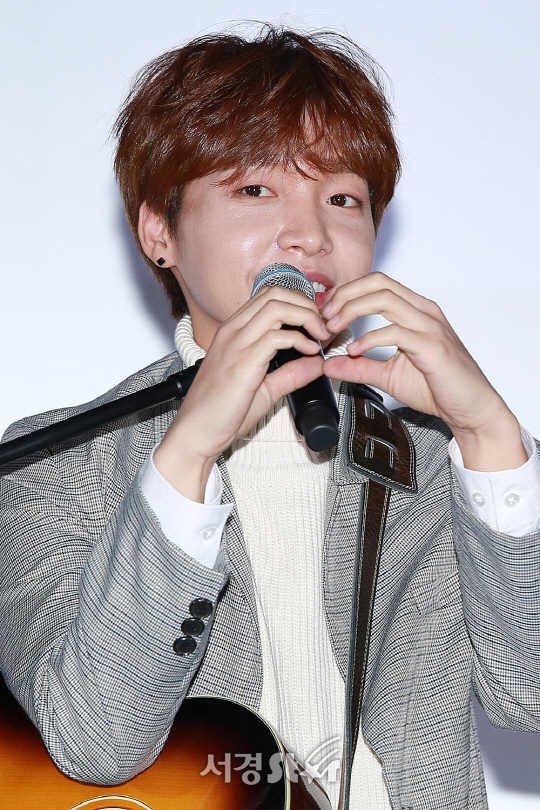 가수 정세운이 26일 오후 서울 용산구 CGV 용산아이파크몰에서 열린 영화 ‘원스’ 미니콘서트에 참석해 무대를 선보이고 있다.