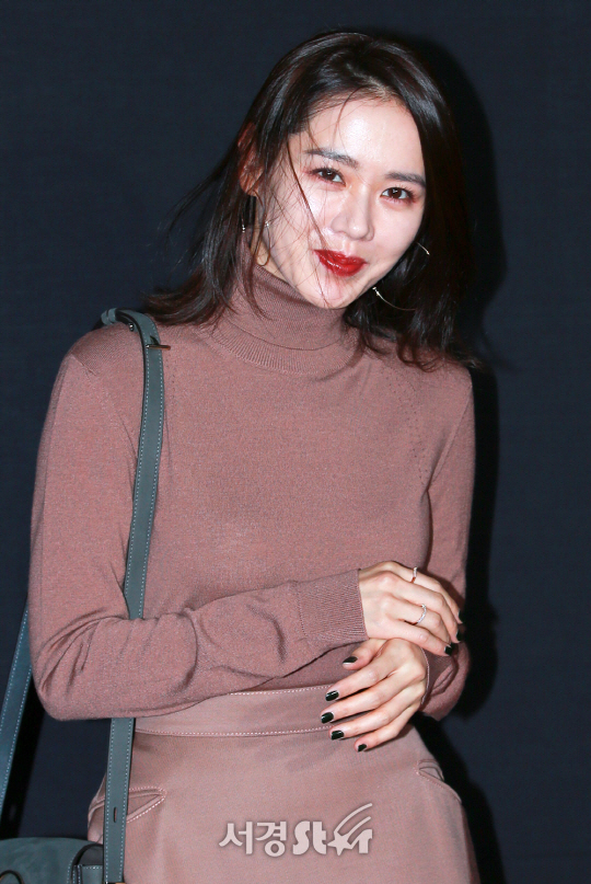 배우 손예진이 26일 오후 서울 강남구 한 복함분화공간에서 열린 패션브랜드 포토월 행사에 참석해 포즈를 취하고 있다.