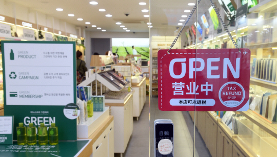 서울 중구 명동 쇼핑 상점에 중국어로 쓰인 안내판이 걸려 있다. 중국 여행사들이 최근 들어 한국 여행상품의 판매 재개를 추진하면서 사드 보복 해제 기대감이 커지고 있다.  /서울경제DB