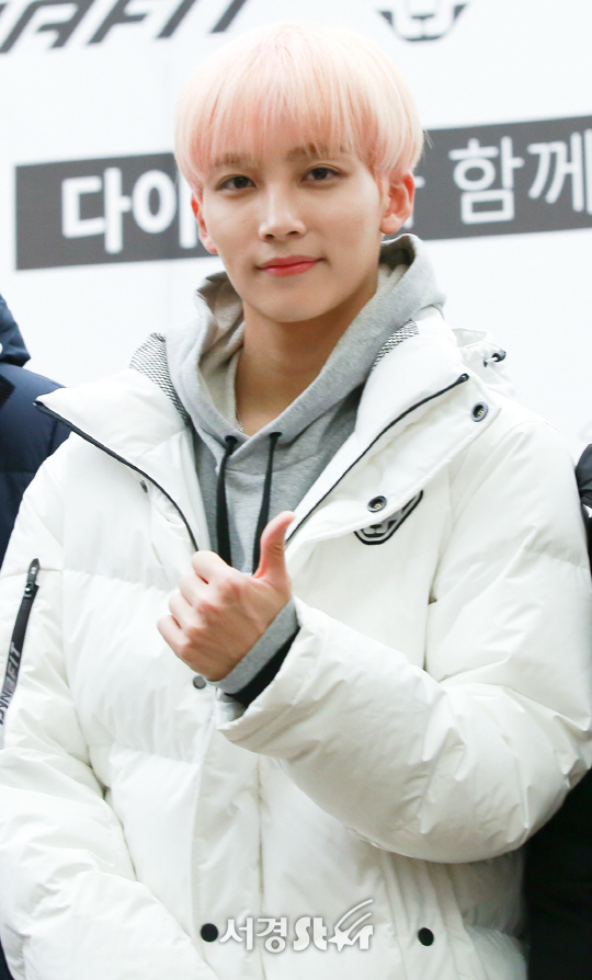 세븐틴 정한이 26일 오후 서울 강남구 스타필도 코엑스몰 라이브플라자에서 열린 한 패션브랜드 팬사인회에 참석하고 있다.
