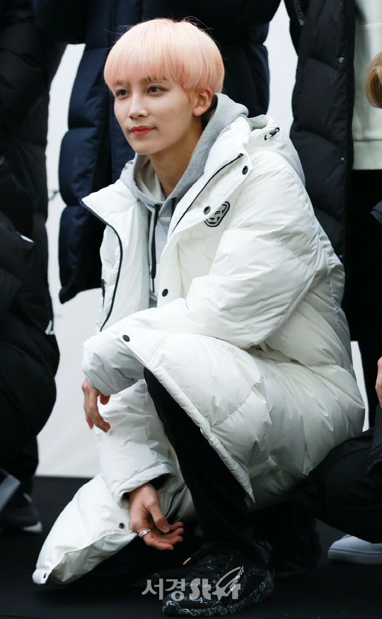 세븐틴 정한이 26일 오후 서울 강남구 스타필도 코엑스몰 라이브플라자에서 열린 한 패션브랜드 팬사인회에 참석하고 있다.