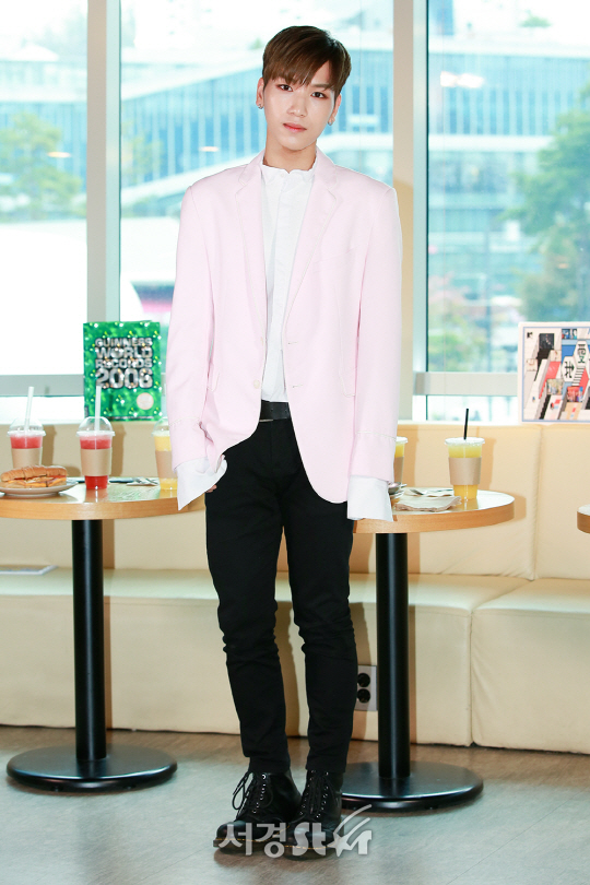 레인즈 주원탁이 26일 오후 서울 마포구 YTN 미디어센터 2층 한 카페에서 진행된 대만 MTV ‘워아이오우샹 플레이제이 오우샹주보’ (연출 김영익, MC 플레이제이) 녹화에 참석해 포토타임을 갖고 있다.