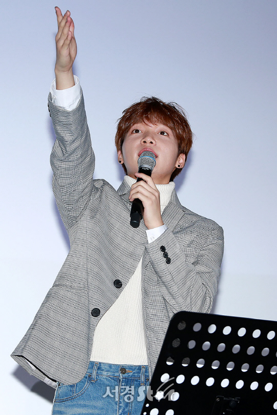 가수 정세운이 26일 오후 서울 용산구 CGV 용산아이파크몰에서 열린 영화 ‘원스’ 미니콘서트에 참석해 무대를 선보이고 있다.