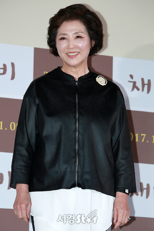 배우 고두심이 26일 오후 서울 용산구 CGV 용산아이파크몰에서 열린 영화 ‘채비’ 언론시사회에 참석해 포토타임을 갖고 있다.