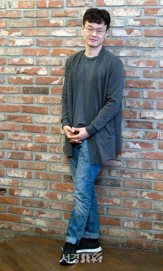배우 백성철이 26일 오후 서울 종로구 한 카페에서 서경스타와의 인터뷰에 앞서 포토타임을 갖고 있다.