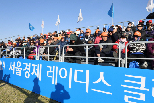 지난해 열린 서울경제 레이디스 클래식 최종라운드를 관전하는 갤러리. /이호재기자