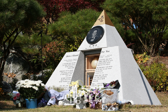 경기도 안성시 일죽면 유토피아추모관 평화광장 위 평화동상에 신해철 안치단이 위치해 있다.