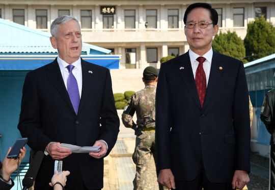 송영무 국방장관과 제임스 매티스 미국 국방부 장관이 27일 판문점 공동경비구역(JSA)에서 대북 경고 메세지를 발표하고 있다./사진공동취재단