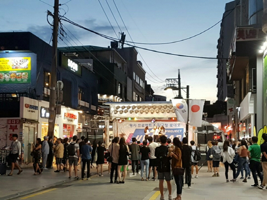 지난 13일 서울 강남구 압구정동 로데오거리에서 시민들이 문화공연 행사를 즐기고 있다. /사진제공=강남구