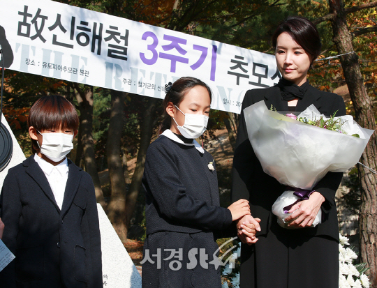 신해철 아내 윤원희 씨(오른쪽)와 두 자녀가 27일 오후 경기도 안성시 일죽면 유토피아추모관에서 열린 故신해철 3주기 추모식 ‘귀환’에 참석해 ‘민물 장어의 꿈’ 노래를 부르고 있다.