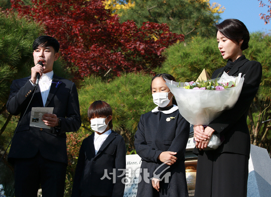 넥스트 이현섭, 신해철의 두 자녀와 아내 윤원희 씨가 ‘민물 장어의 꿈’을 부르고 있다.