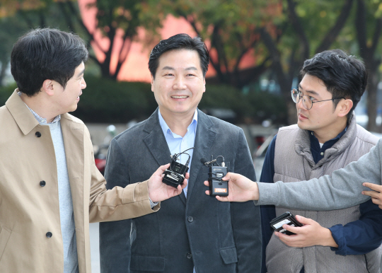 홍종학 중소벤처기업부 장관 후보자가 25일 오전 서울 영등포구 청문회 준비 사무실로 출근해 소감을 밝히고 있다./연합뉴스