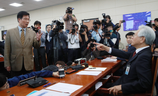 고영주(오른쪽) 방송문화진흥회 이사장이 27일 오후 국회 과학기술정보방송통신위원회에서 열린 국정감사에 출석해 위원장직을 대신하고 있는 더불어민주당 간사 신경민 의원과 설전을 벌이고 있다. 고 이사장이 이날 오찬시간 자유한국당 의원총회에 참석한 문제가 발단이 됐다. /연합뉴스