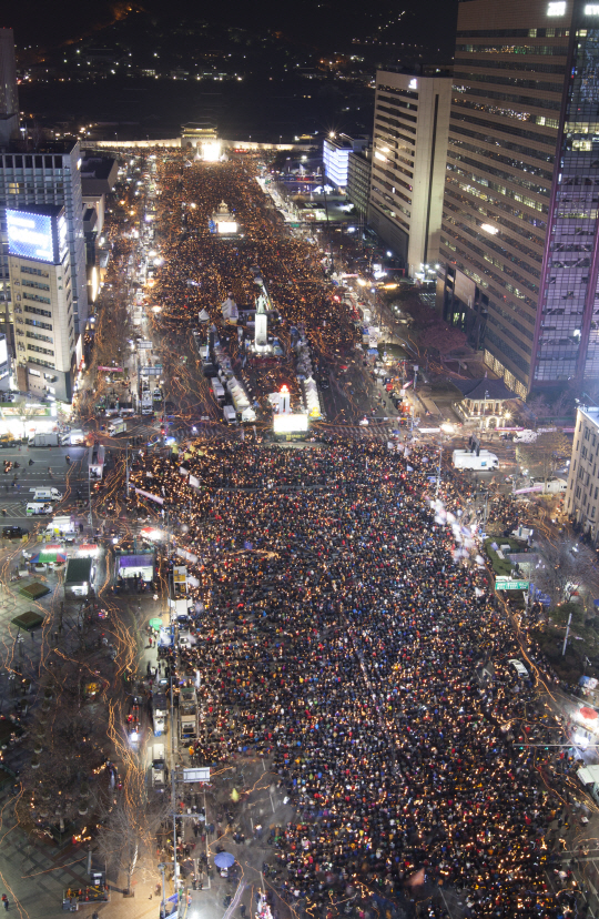 박근혜 전 대통령에 대한 국회 탄핵 가결 이후 처음 촛불집회가 열린 지난해 10월 10일 오후 서울 광화문 대로에서 촛불집회가 열리고 있다. / 사진공동취재단