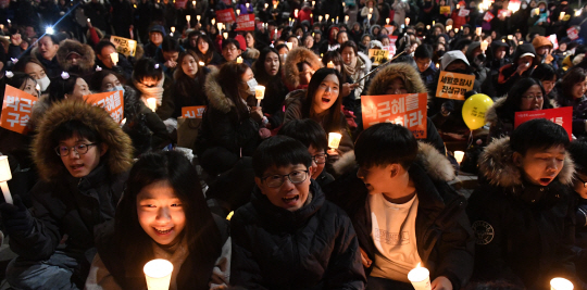 지난해 10월 10일 오후 서울 광화문 광장에서 열린 7차 민중총궐기에 참가한 시민들이 촛불과 손팻말을 든 채 광장을 가득 채우고 있다./송은석기자
