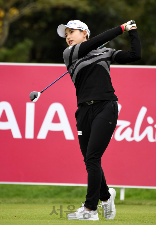 김혜선2가 28일 제주 서귀포 핀크스 골프클럽에서 열린 한국여자프로골프(KLPGA) 투어 SK핀크스·서울경제 레이디스 클래식 2라운드 경기에서 티샷을 하고 있다./서귀포=권욱기자