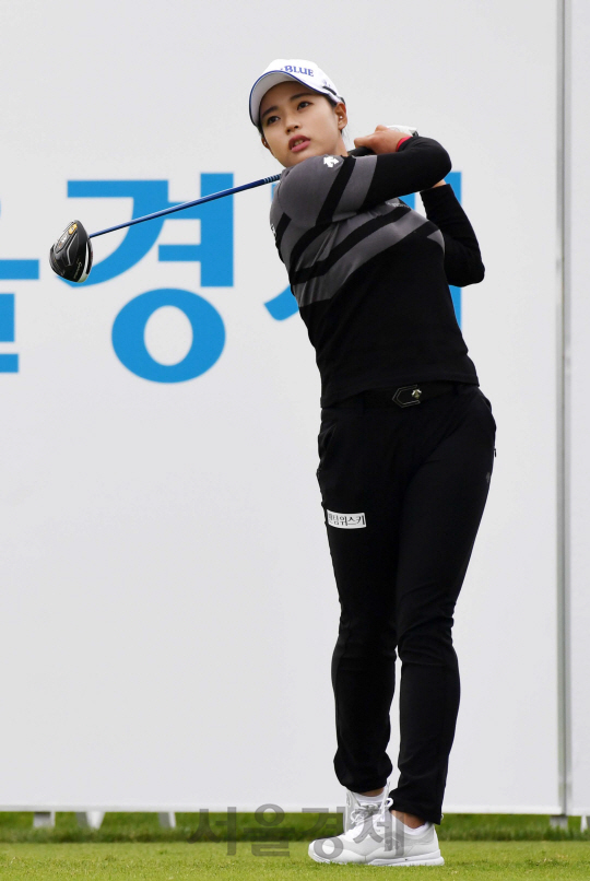 김혜선2가 28일 제주 서귀포 핀크스 골프클럽에서 열린 한국여자프로골프(KLPGA) 투어 SK핀크스·서울경제 레이디스 클래식 2라운드 경기에서 티샷을 하고 있다./서귀포=권욱기자
